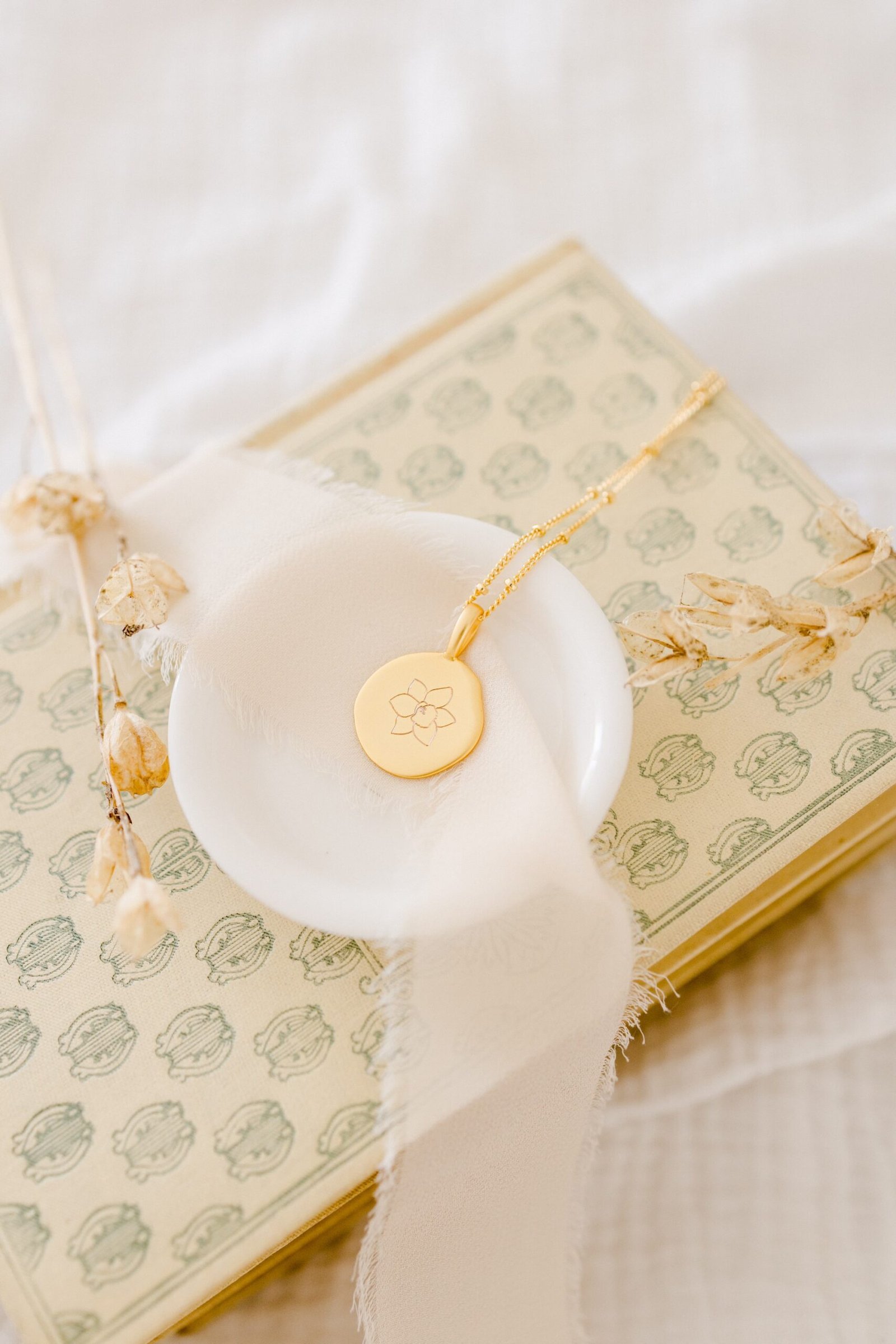 Collier fleur de naissance personnalisable médaille moon ECLOSION